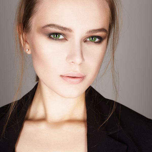 Attraktive Frau als Sinnbild für erfolgreiches Webdesign