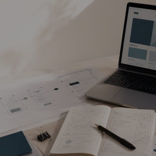 Moderner Arbeitsplatz mit Laptop, Smartphone und Wireframe-Skizzen als Symbol für den Ablauf einer strukturiert geplanten WordPress-Website-Erstellung.