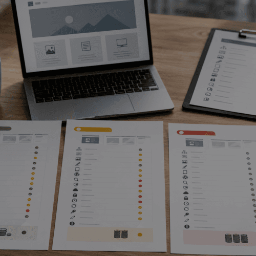 WordPress-Website erstellen lassen - Schreibtisch mit Laptop, Checkliste, Taschenrechner und drei Webdesign-Angeboten mit grünen, gelben und roten Bewertungspunkten.